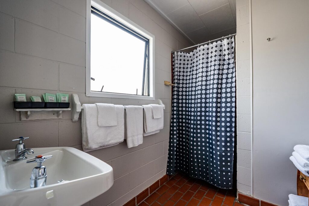 family-room-1500-bathroom