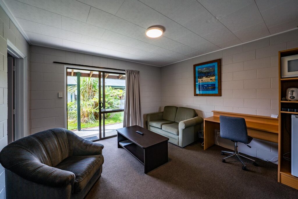 family-room-1500-lounge-2