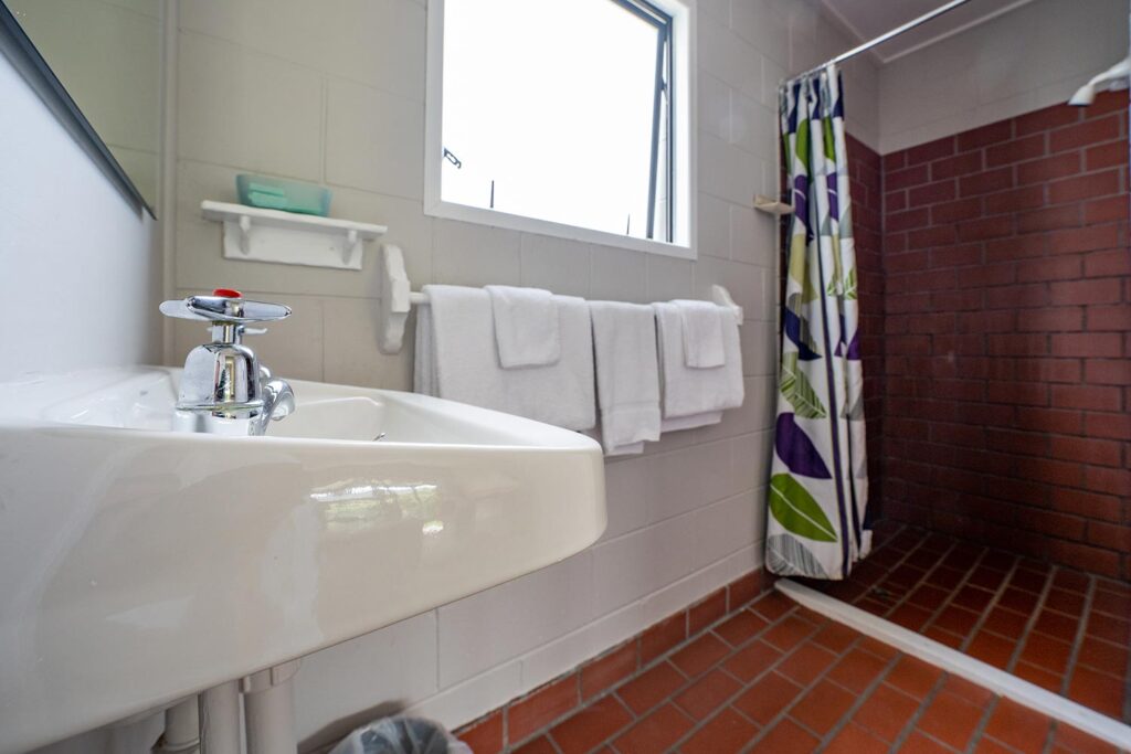 queen-room-1500-bathroom