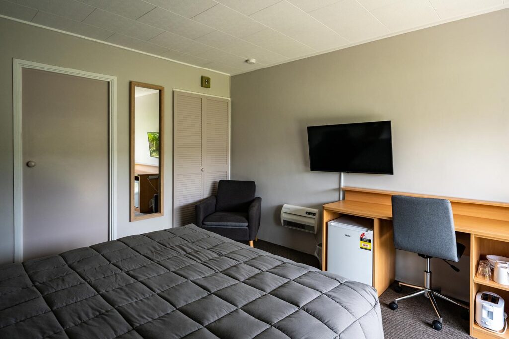queen-room-1500-desk